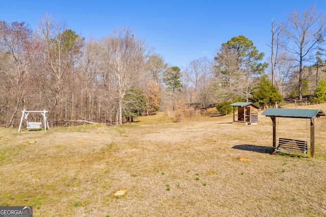 view of yard with an outdoor structure