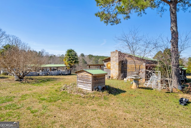 view of yard with an outdoor structure