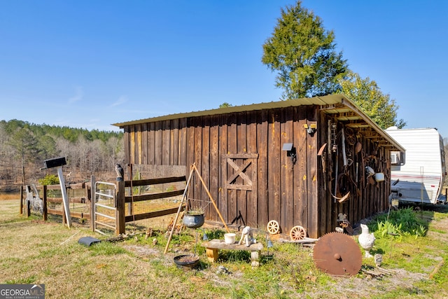 view of outdoor structure with fence and an outdoor structure