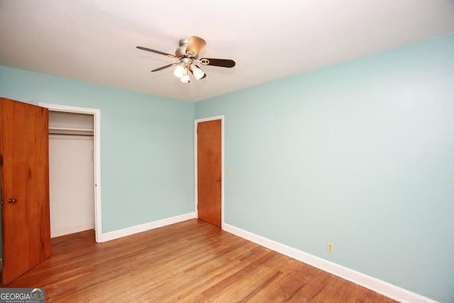 unfurnished bedroom with light wood-style flooring, baseboards, ceiling fan, and a closet