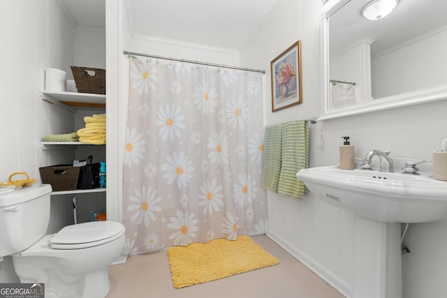 full bathroom featuring a shower with curtain, crown molding, toilet, and a sink