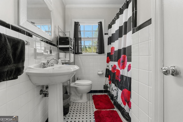 full bath featuring a shower with shower curtain, toilet, tile walls, and crown molding