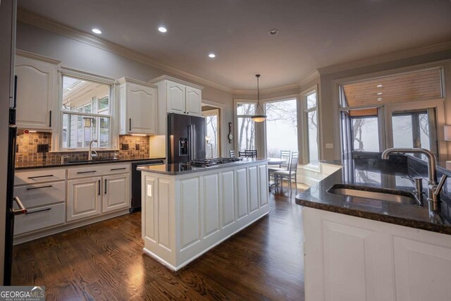 132 Sanderlin Mountain Dr S, Big Canoe, GA 30143 - kitchen featuring black appliances, a sink, a kitchen island, dark wood finished floors, and crown molding