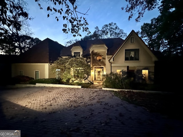 view of front facade featuring stucco siding