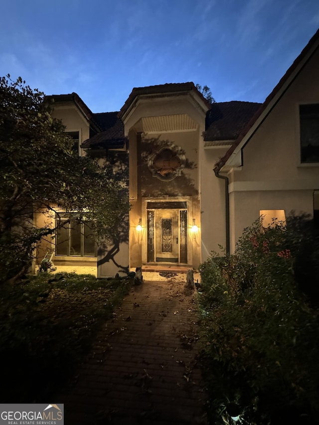 property entrance featuring stucco siding