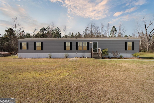 manufactured / mobile home featuring a front yard