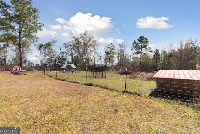 view of yard with an outdoor structure