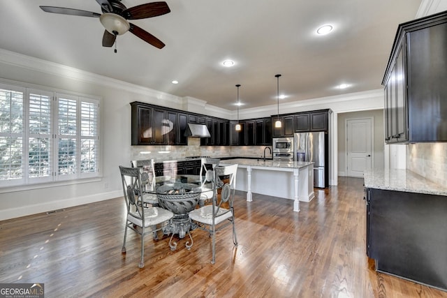 dining area featuring recessed lighting, visible vents, ornamental molding, wood finished floors, and baseboards