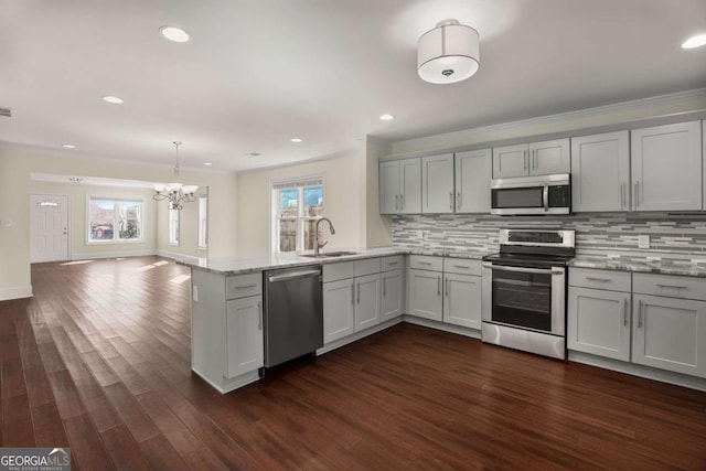 kitchen with a sink, stainless steel appliances, plenty of natural light, and gray cabinets