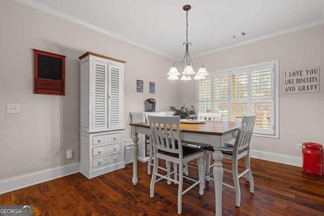 dining room featuring a notable chandelier, wood finished floors, visible vents, baseboards, and crown molding