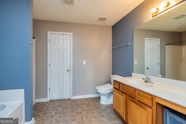 full bath with toilet, visible vents, vanity, baseboards, and a bath