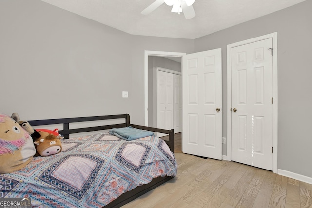 bedroom featuring light wood-style flooring, baseboards, and a ceiling fan