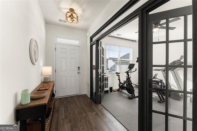 foyer entrance featuring dark wood-style floors and a ceiling fan