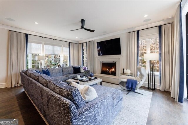 dining space featuring beverage cooler, a notable chandelier, dark wood-style floors, and crown molding