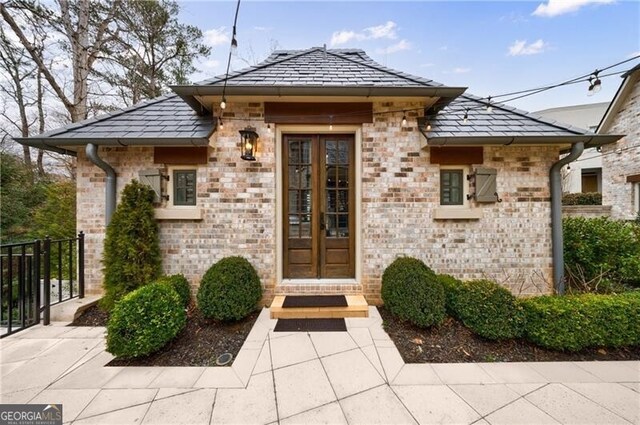 view of patio / terrace featuring ceiling fan and an outdoor living space with a fire pit