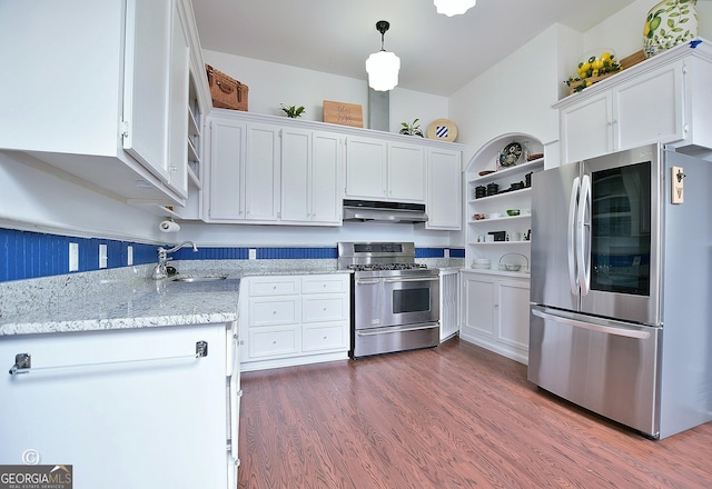 kitchen featuring dark wood-style floors, appliances with stainless steel finishes, white cabinetry, a sink, and under cabinet range hood