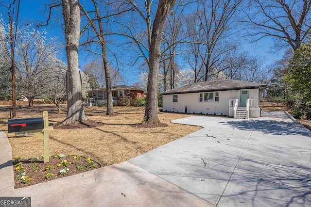 view of yard with driveway