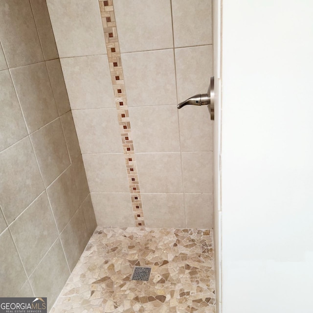 bathroom featuring a tile shower