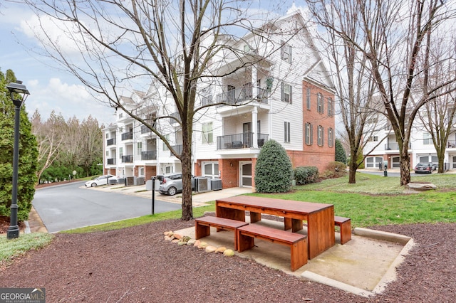 surrounding community with a lawn and a residential view