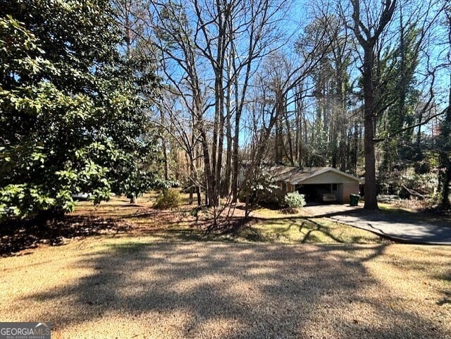 view of yard with driveway