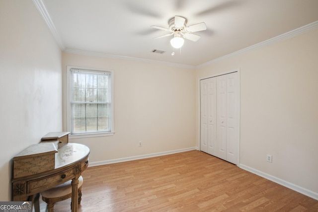 living area featuring light wood-style floors, baseboards, visible vents, and ornamental molding