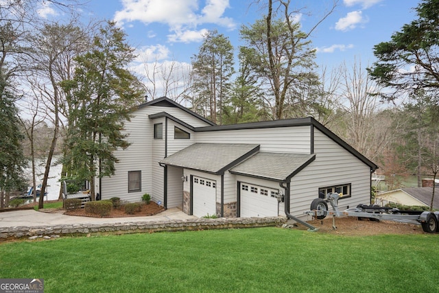 mid-century modern home featuring a garage, a shingled roof, and a front lawn