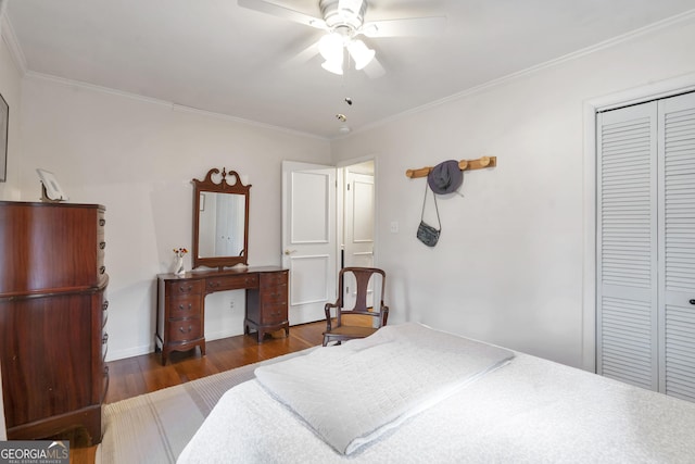 bedroom with ceiling fan, a closet, wood finished floors, and crown molding