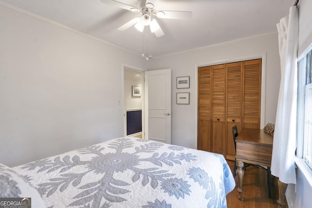 bedroom featuring crown molding, a ceiling fan, and a closet