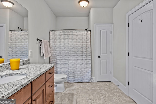 full bathroom featuring toilet, a shower with curtain, and vanity