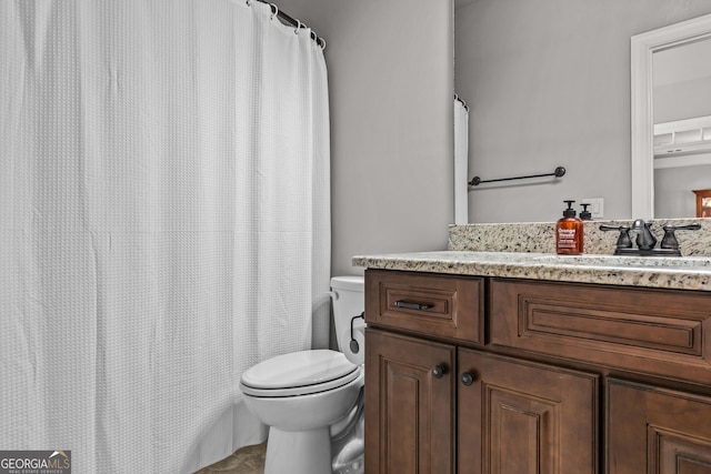 bathroom featuring a shower with shower curtain, vanity, and toilet