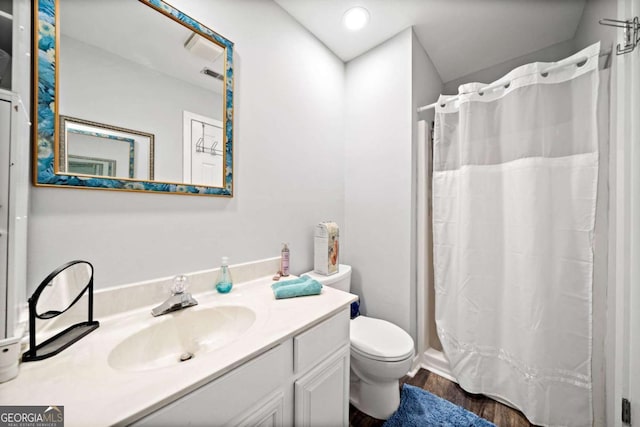 full bathroom featuring recessed lighting, toilet, vanity, wood finished floors, and a shower with curtain