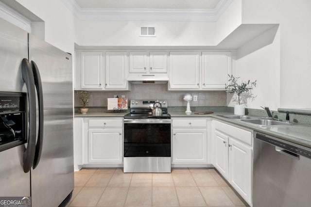 kitchen with under cabinet range hood, a sink, visible vents, appliances with stainless steel finishes, and decorative backsplash