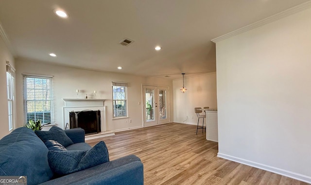 living room with light wood-style floors, baseboards, visible vents, and recessed lighting