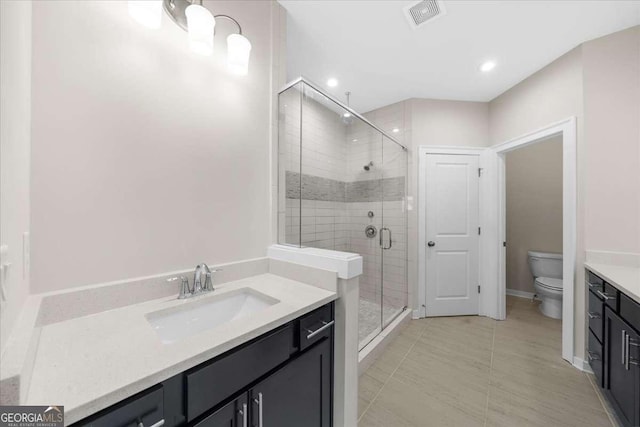 full bath featuring toilet, recessed lighting, vanity, visible vents, and a stall shower