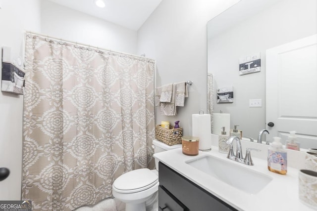 full bathroom featuring toilet, curtained shower, and vanity