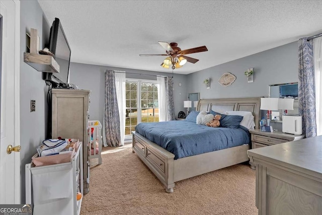 bedroom featuring light carpet, ceiling fan, and a textured ceiling