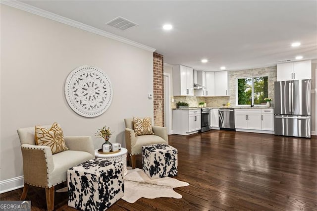 living area featuring baseboards, visible vents, dark wood-style flooring, crown molding, and recessed lighting