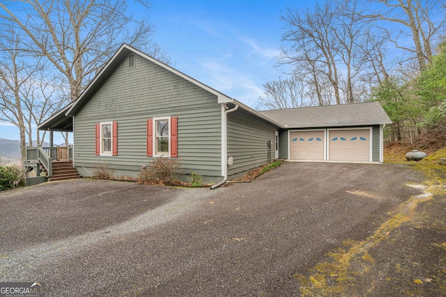 view of front facade with a garage and driveway