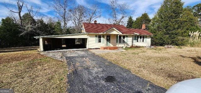 view of front of house featuring aphalt driveway