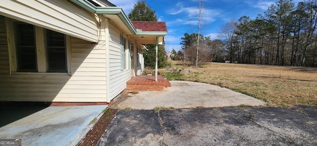 view of yard featuring a patio