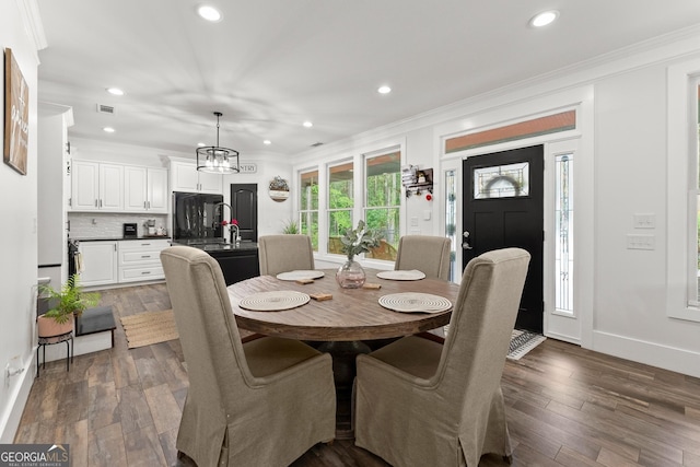 dining space featuring recessed lighting, dark wood-style flooring, visible vents, baseboards, and crown molding