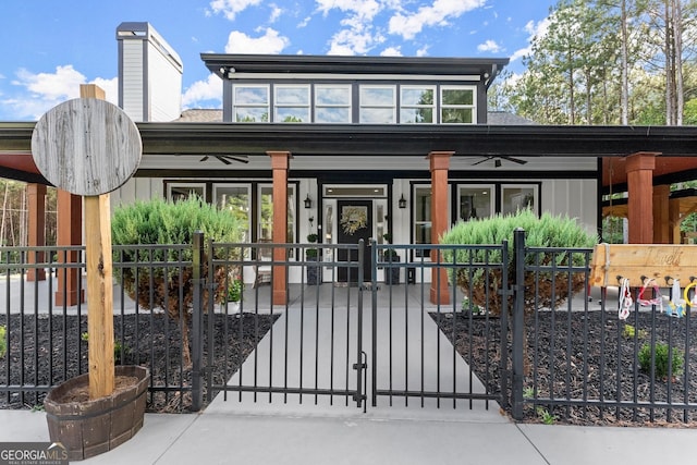 view of front facade featuring a gate and fence