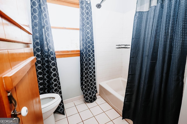 full bath with shower / tub combo with curtain, baseboards, toilet, and tile patterned floors