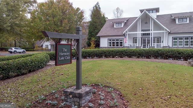 view of front of home featuring a front yard