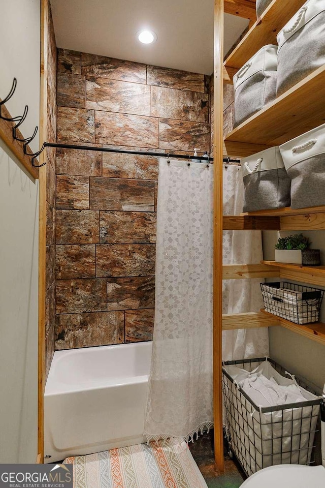 bathroom with bathtub / shower combination