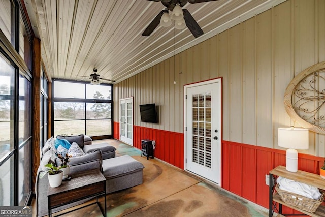 sunroom featuring a ceiling fan