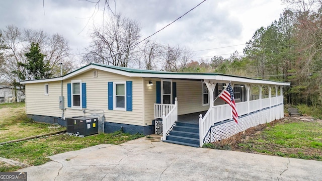 manufactured / mobile home featuring covered porch and central AC