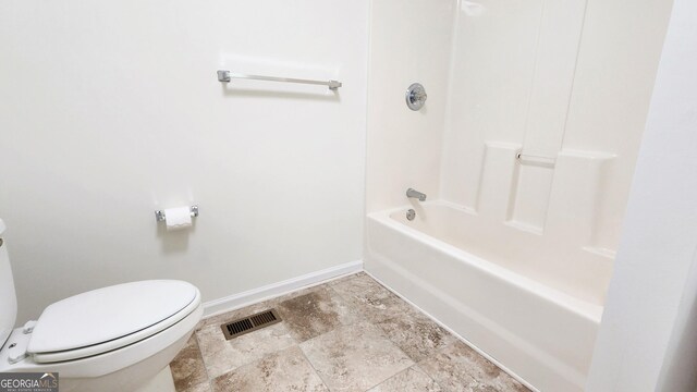 full bath with toilet, visible vents, and baseboards