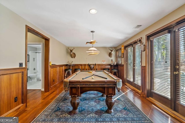 playroom with a wainscoted wall, dark wood-type flooring, billiards, and visible vents