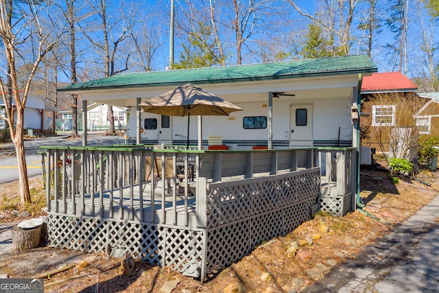 view of front of house with metal roof and a ceiling fan